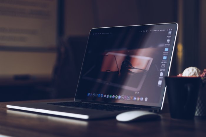 Abra la computadora portátil en un escritorio