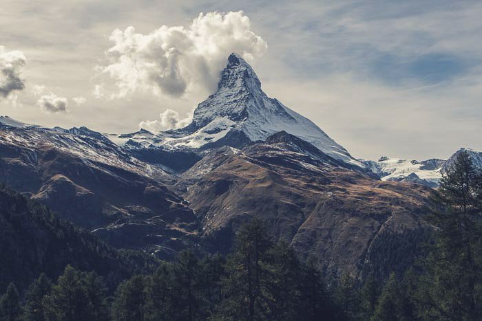 Una impresionante fotografía de paisaje montañoso.