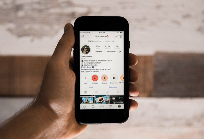 Un primer plano de una persona que sostiene un teléfono inteligente