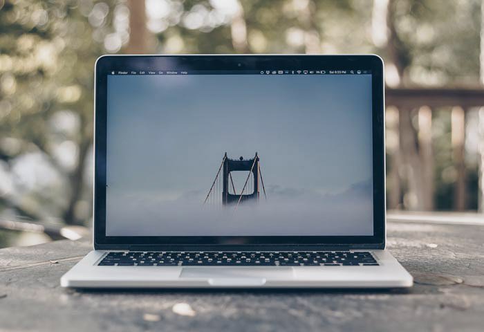 Una computadora portátil con una imagen de un puente en pantalla