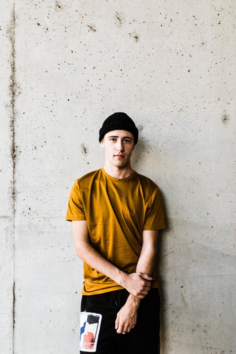 un, joven, posar, delante de, un, pared