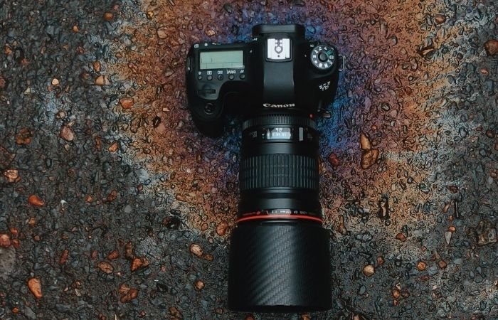 una fotografía cenital de una cámara réflex digital que muestra la zapata caliente