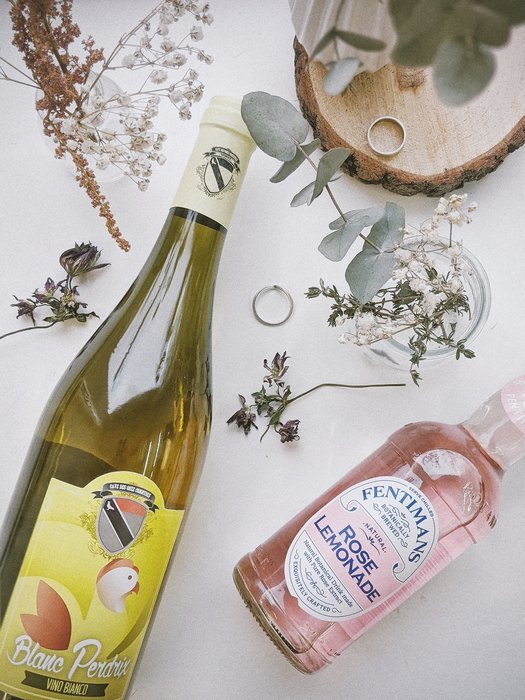 Lay flat de bebidas embotelladas y flores.