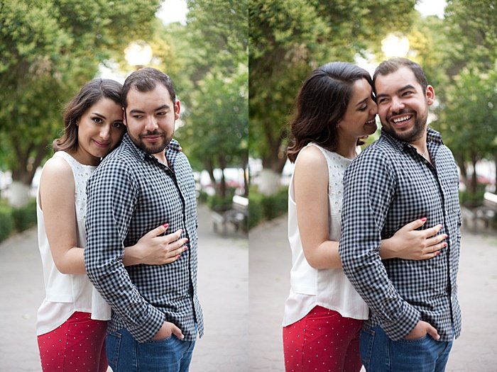 un retrato díptico de una pareja tratando de abrazar desde atrás poses de fotos de compromiso al aire libre