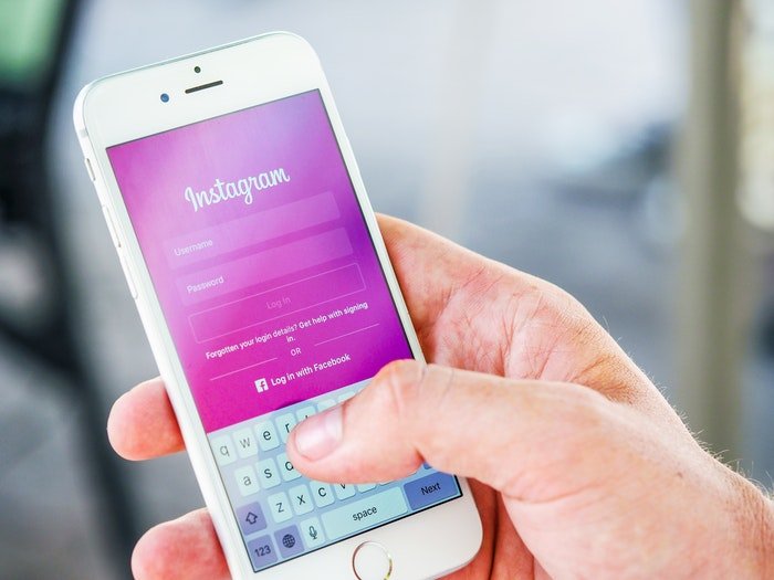 Persona que sostiene un teléfono con Instagram en la pantalla