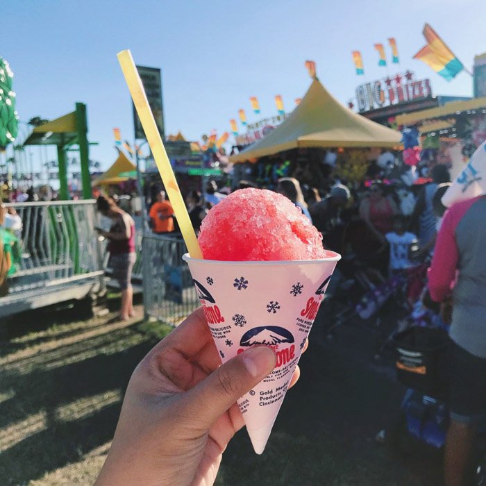 Cerrar foto de una mano sosteniendo un helado.  Consejos de Instagram para fotografía de redes sociales.