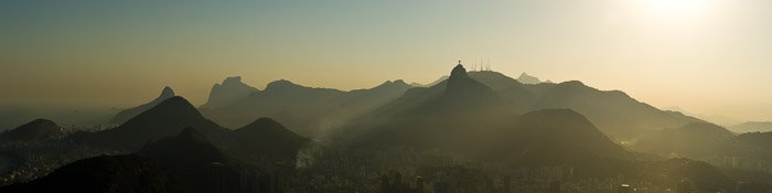 Un hermoso paisaje brumoso en la cima de la montaña.  Composición de fotografía de paisaje