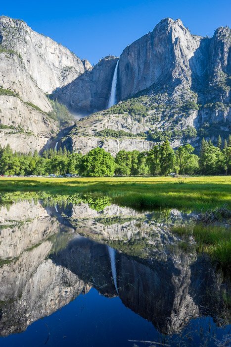Hermoso paisaje de montaña rocosa reflejado en un lago a continuación.  Composición de fotografía de paisaje