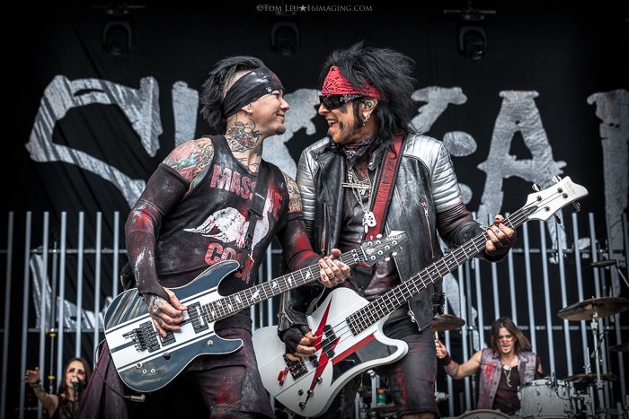 Una fotografía de música en vivo toma en vivo de un guitarrista y un bajista tocando