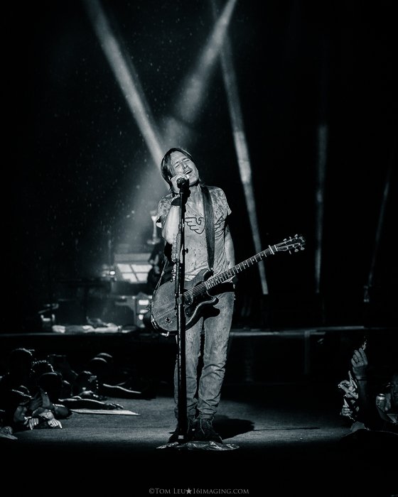 Una fotografía de concierto en blanco y negro en vivo de Keith Urban en el escenario