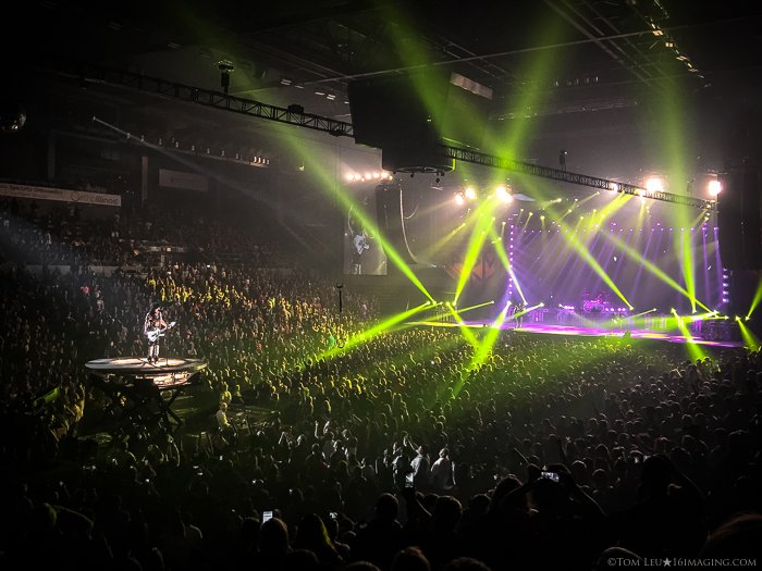 Una fotografía de música en vivo en blanco y negro de KISS en el escenario