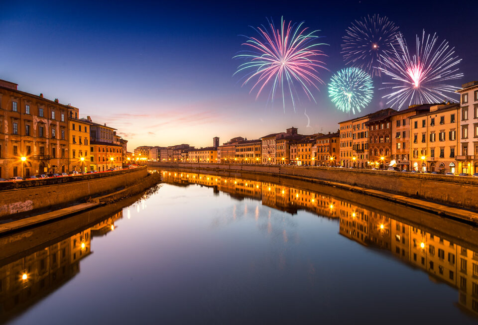 Paisaje urbano de fuegos artificiales sin reflejos.