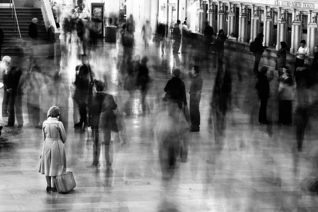 Viajero parado en la concurrida sala de Grand Central Station