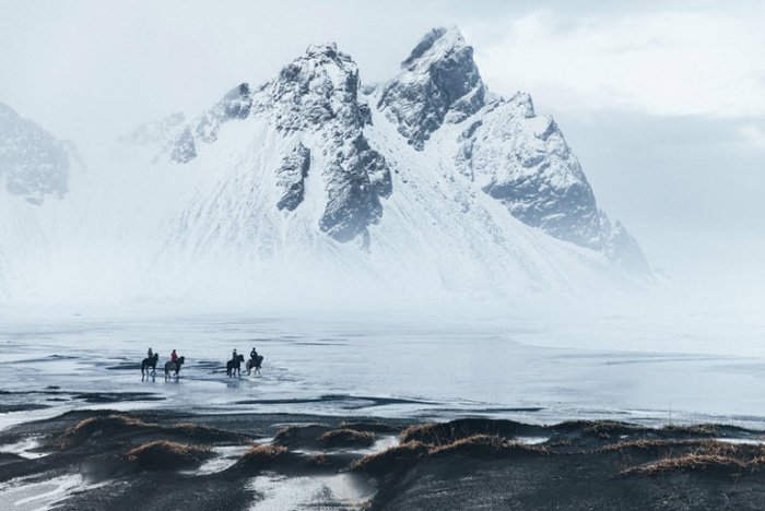 Jinetes a caballo en un paisaje helado, foto de Daniel Ernst 