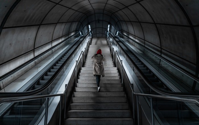 Persona subiendo escaleras en una estación de metro