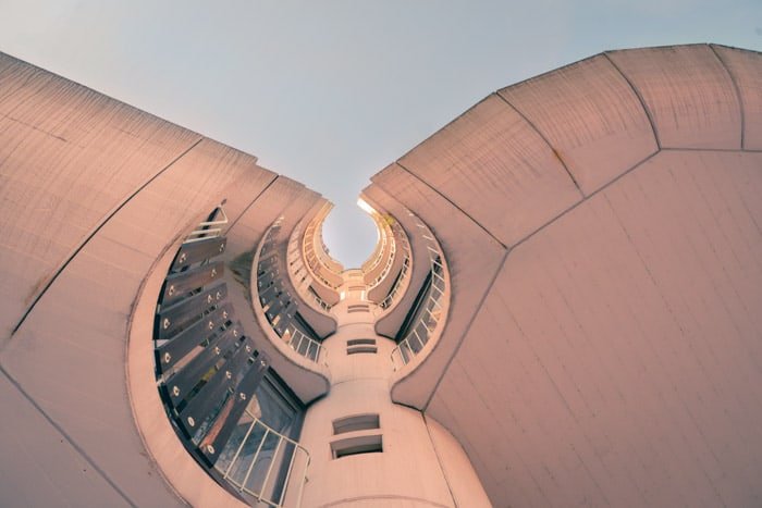 Una perspectiva genial en una fotografía mirando una vista arquitectónica interesante