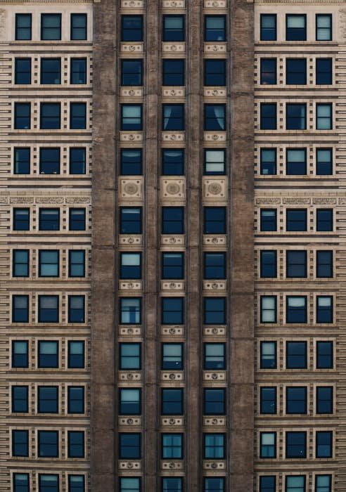 Genial fotografía en perspectiva de un edificio con múltiples ventanas