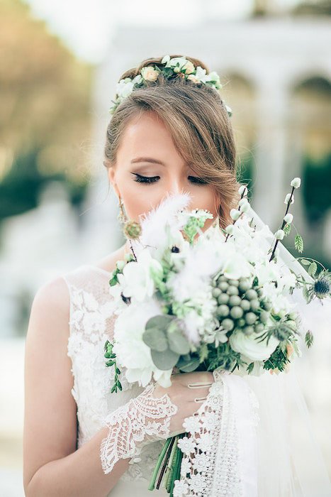 primer plano atmosférico retrato de boda de una dama de honor sosteniendo un ramo