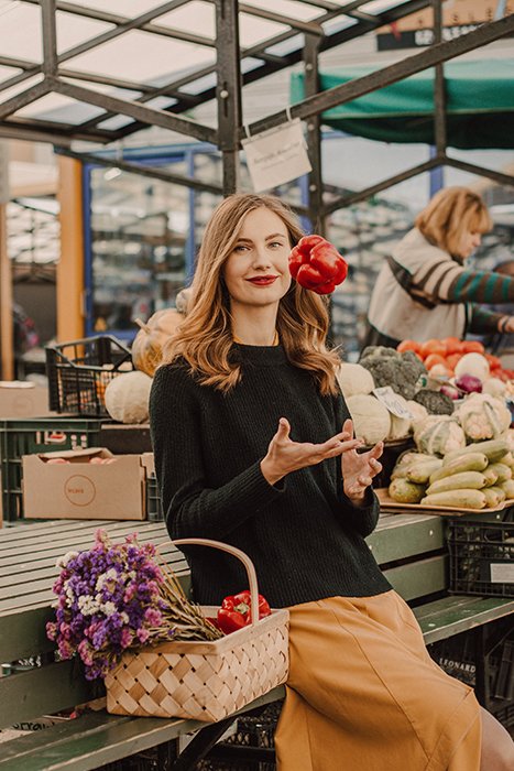 Una modelo femenina sentada en un mercado.