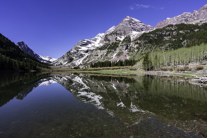 Cielo azul del lago del cráter