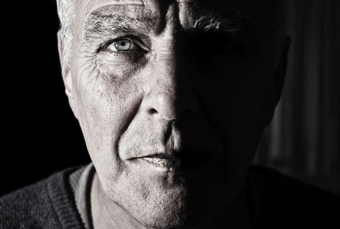 Primer plano en blanco y negro retrato de un anciano