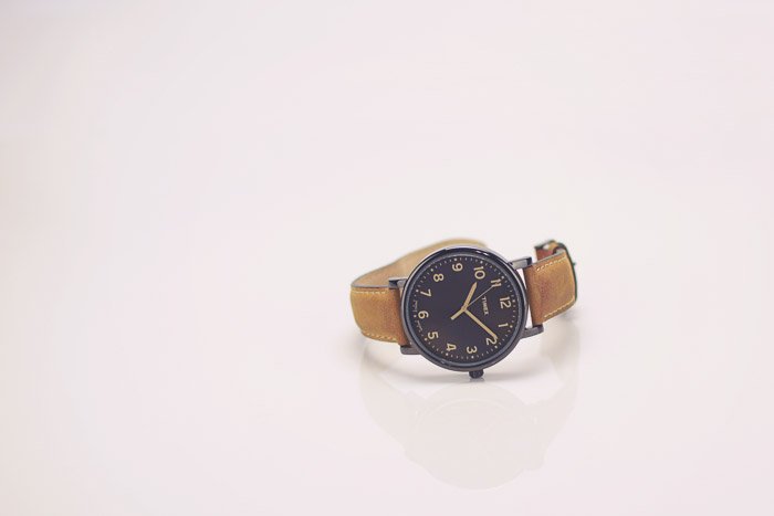 Una fotografía de producto de un reloj de pulsera sobre fondo blanco.