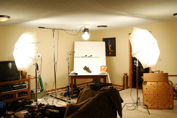 Un estudio de fotografía de producto sencillo montado con tres luces