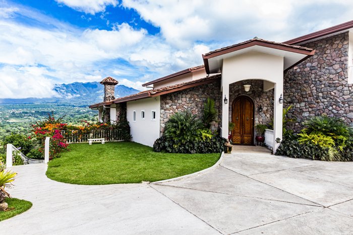 Exterior de una casa con vista épica detrás