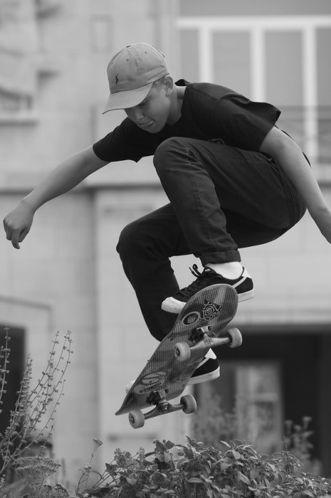 foto en blanco y negro de un skater saltando