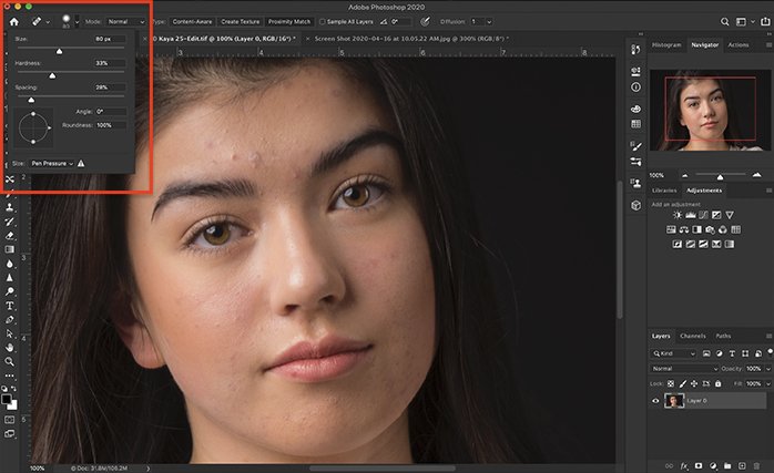 Captura de pantalla del espacio de trabajo de Photoshop que muestra la herramienta Pincel corrector puntual para crear una piel suave.