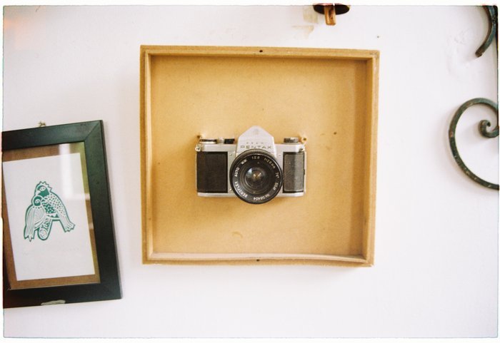 Lay flat de una cámara vintage y marcos de fotos