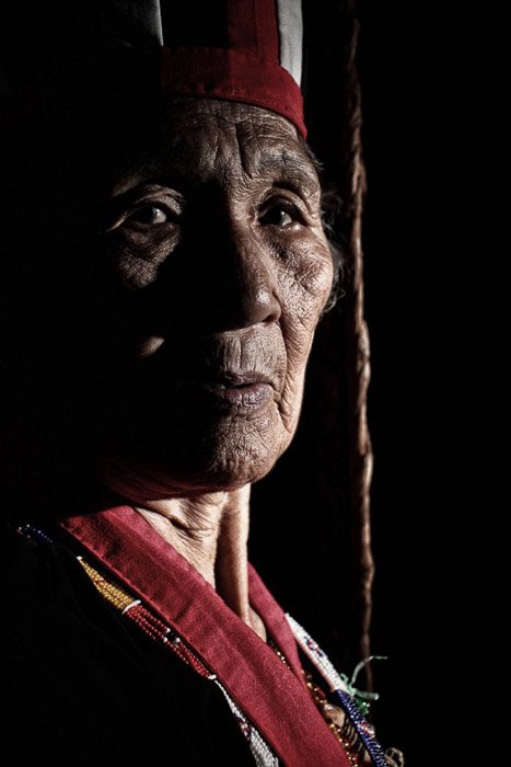 Retrato de fotografía de viaje de un chamán tribal en Borneo.