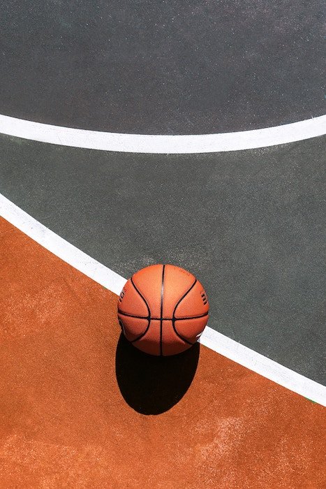 Genial composición de una pelota de baloncesto descansando en una cancha - consejos de fotografía de baloncesto