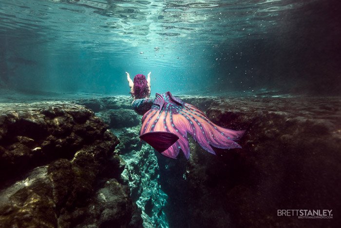 Retrato submarino de ensueño de una modelo femenina con cola de sirena de colores brillantes