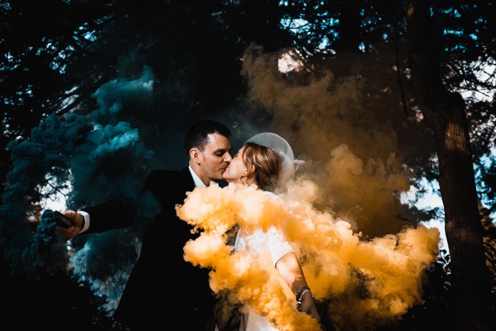 Una pareja posando con bombas de humo
