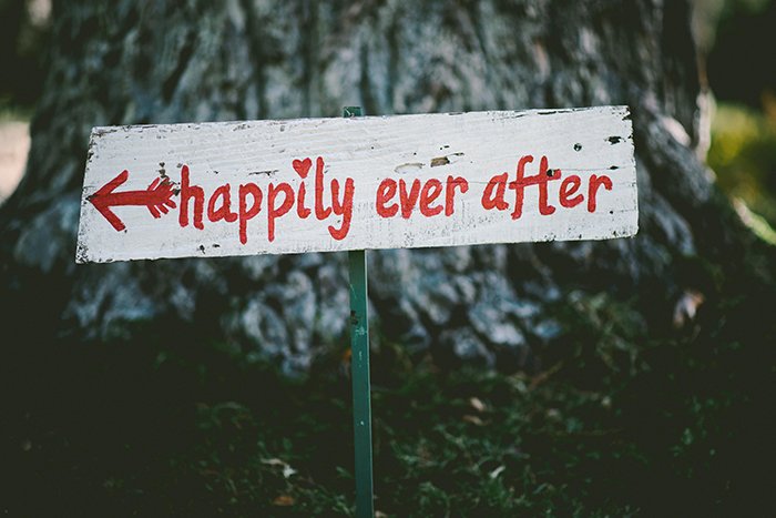 un letrero de boda hecho a mano que dice "felices para siempre"