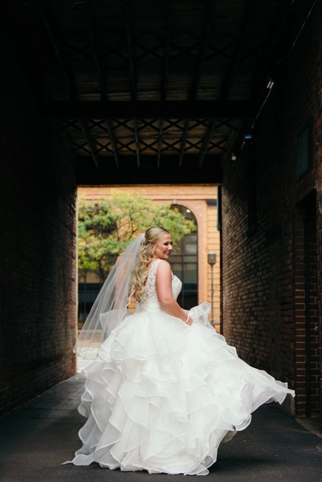 Retrato de boda de la novia posando al aire libre - consejos de negocios de fotografía de bodas