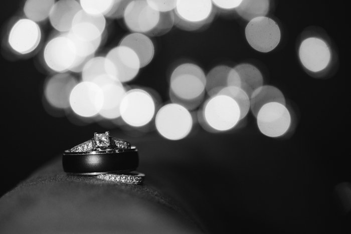 una foto en blanco y negro de un anillo de bodas con fondo bokeh - negocio de fotografía de bodas